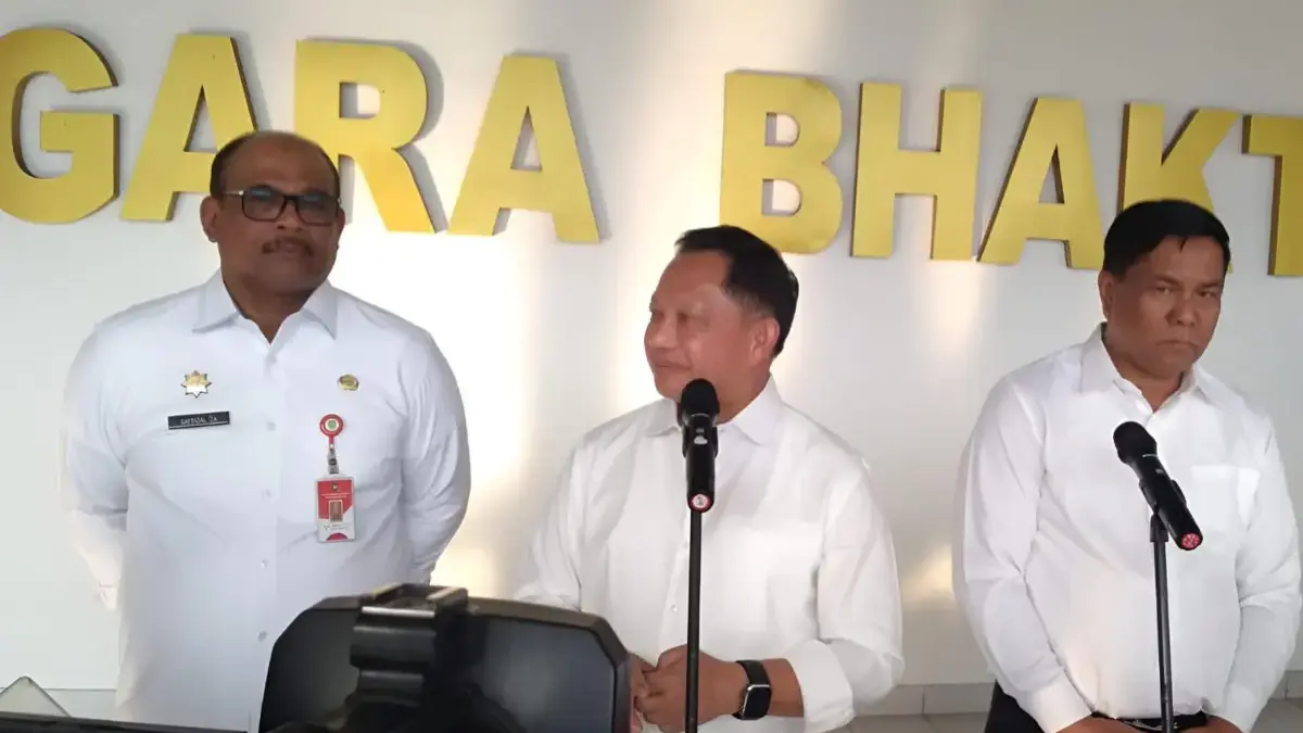 Tak Peduli PNS atau PPPK, Mendagri Pastikan ASN Pelaku Judol Ditindak Menteri Dalam Negeri (Mendagri), Jenderal Pol (Purn) Tito Karnavian (tengah) saat ditemui Jabar Ekspres di IPD