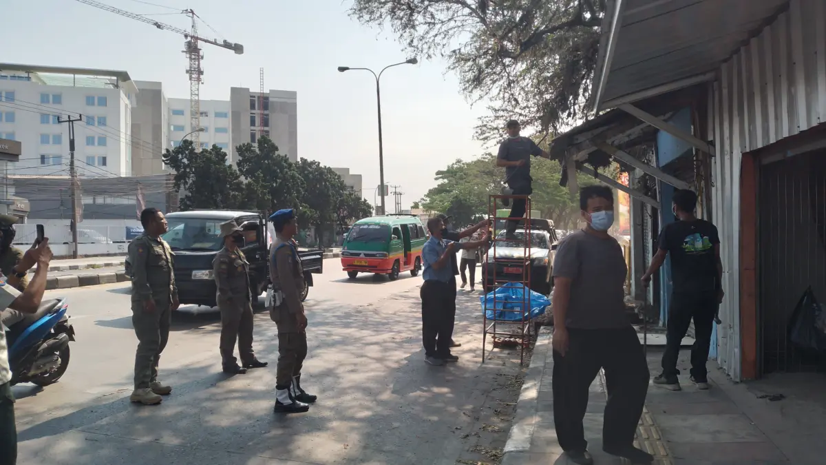 Satpol PP Sumedang Tertibkan Bangunan Liar di Jatinangor, Pemilik Kios Pilih Bongkar Mandiri