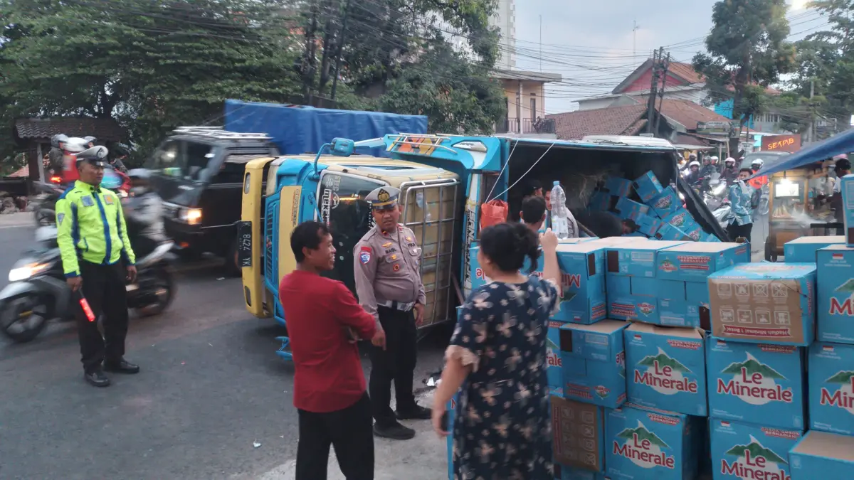 Truk Bermuatan Ratusan Karton Le Minerale Terguling di Jatinangor, Sebabkan Kemacetan Truk terguling
