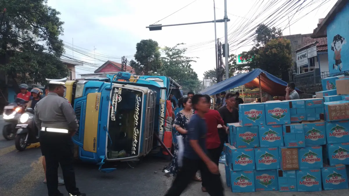 Truk Bermuatan Ratusan Karton Air Mineral Terguling di Jatinangor, Sopir: Jalanannya Miring Truk Bermuatan Ratusan Karton Air Mineral Terguling di Jatinangor, Sopir: Jalanannya Miring