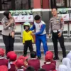 Edukasi keselamatan berkendara dan pembagian helm yang dilakukan PT DAM dan Polres Cimahi