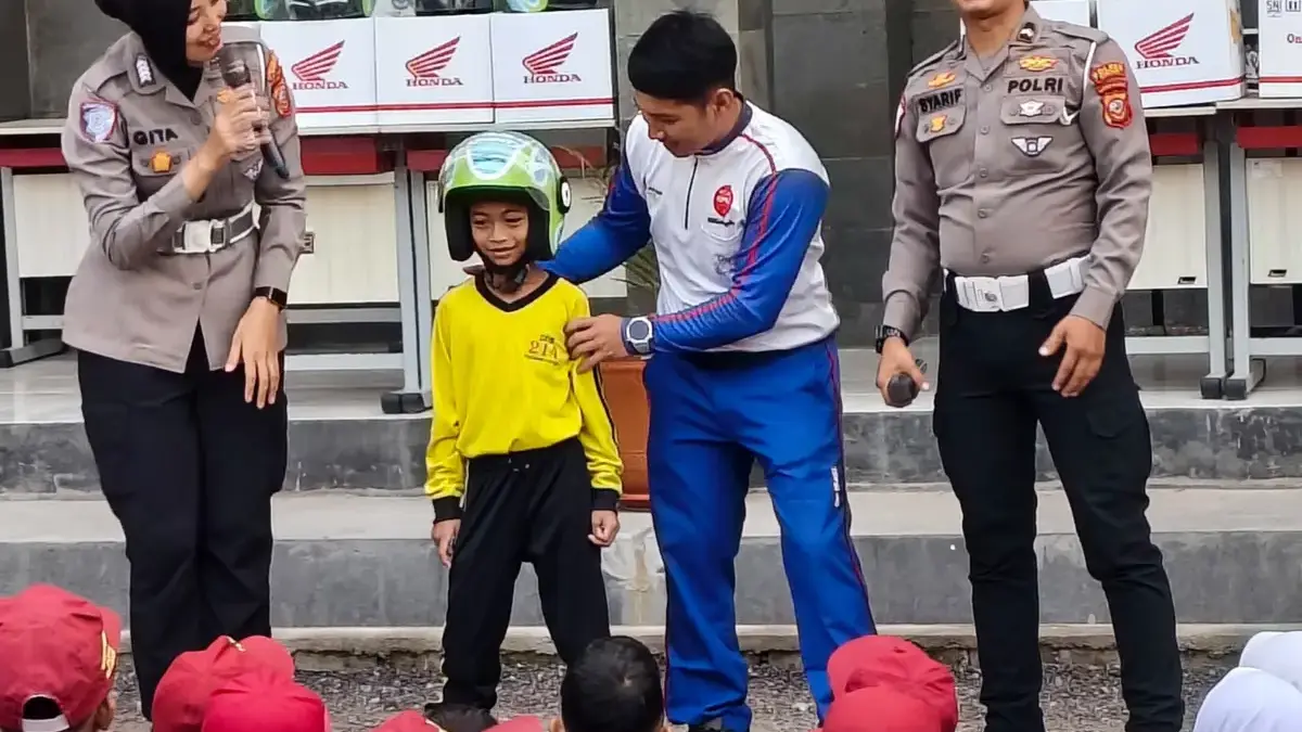 Edukasi keselamatan berkendara dan pembagian helm yang dilakukan PT DAM dan Polres Cimahi