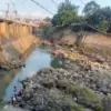 Warga Ramai Mancing dan Berenang di Bendung Katulampa Imbas TMA 0 Cm, Ini Imbauan Petugas 