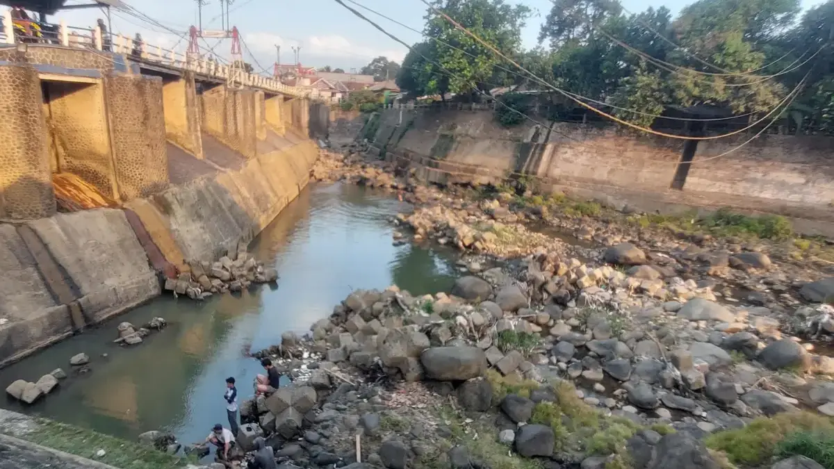 Warga Ramai Mancing dan Berenang di Bendung Katulampa Imbas TMA 0 Cm, Ini Imbauan Petugas Warga Ramai Mancing dan Berenang di Bendung Katulampa Imbas TMA 0 Cm, Ini Imbauan Petugas