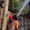 Kebakaran melanda sebuah gubug dan lahan kosong yang dipenuhi alang-alang di Jalan Kedung Badak No.01, RT 06/R