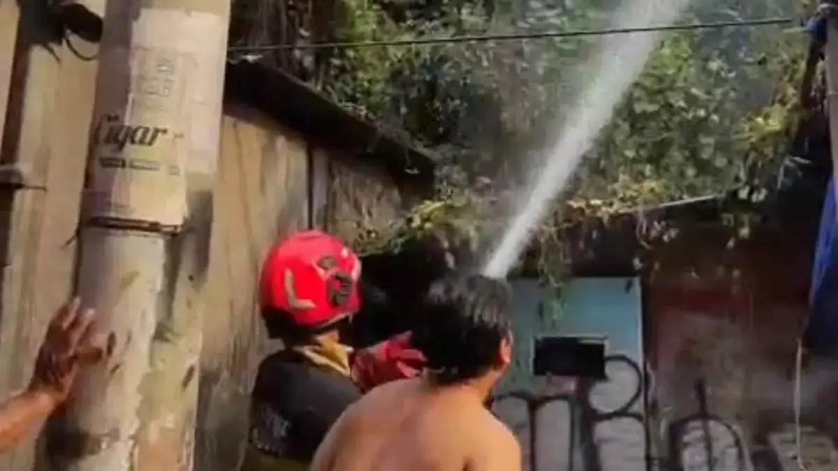 Kebakaran melanda sebuah gubug dan lahan kosong yang dipenuhi alang-alang di Jalan Kedung Badak No.01, RT 06/R