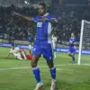 Pemain Persib Bandung Uilliam Barros Pereira melakukan selebrasi usai mencetak gol ke gawang Arema FC pada per