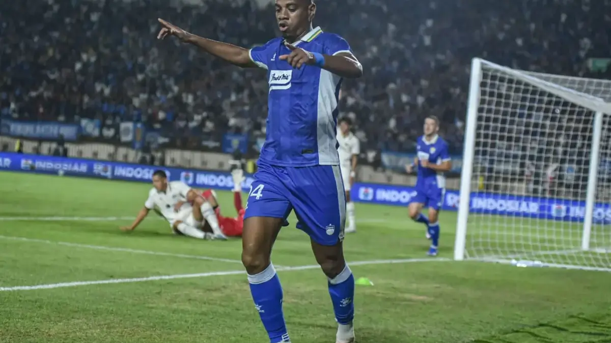 Pemain Persib Bandung Uilliam Barros Pereira melakukan selebrasi usai mencetak gol ke gawang Arema FC pada per