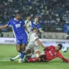 Pemain Persib Bandung Uilliam Barros Pereira mencetak gol ke gawang Arema FC pada pertandingan Piala Presiden