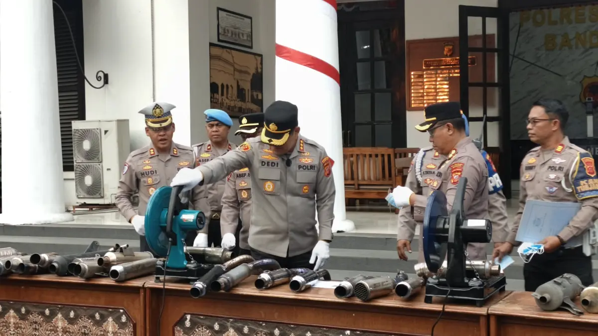 Tegakkan Aturan, Ribuan Kenalpot Brong Disita dan Dimusnahkan Polrestabes Bandung 
