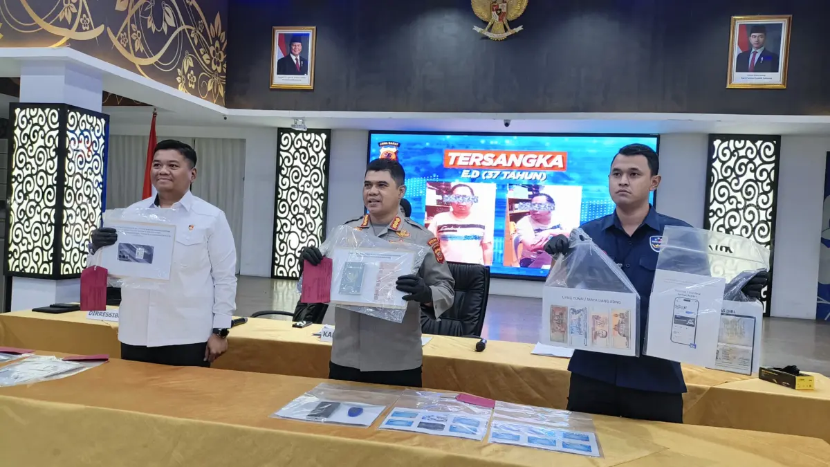 Polda Jabar Bongkar Sindikat Investasi Bodong, Kerugian Korban Capai Rp4,8 Miliar Dok. Polda Jabar bongkar kasus penipuan online dengan modus investasi bodong. Senin, (27/7). Foto. Sandi Nugra