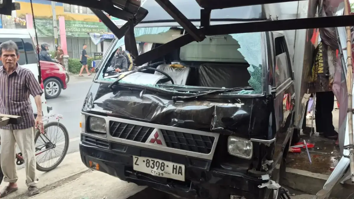 Kecelakaan Tunggal di Jalan Banjaran-Soreang Pikap Boks Tabrak Tiga Ruko, Polisi Pastikan Tak Ada Korban Kecelakaan Tunggal di Jalan Banjaran-Soreang