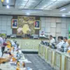 Wakil Ketua DPRD Jawa Barat Ono Surono (kiri) bersama Sekretaris Daerah Provinsi Jawa Barat Herman Suryatman (
