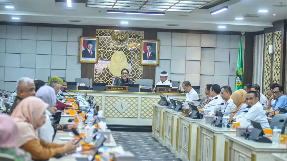Wakil Ketua DPRD Jawa Barat Ono Surono (kiri) bersama Sekretaris Daerah Provinsi Jawa Barat Herman Suryatman (