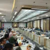 Wakil Ketua DPRD Jabar Ono Surono (kiri) bersama Sekretaris Daerah Provinsi Jawa Barat Herman Suryatman (kanan