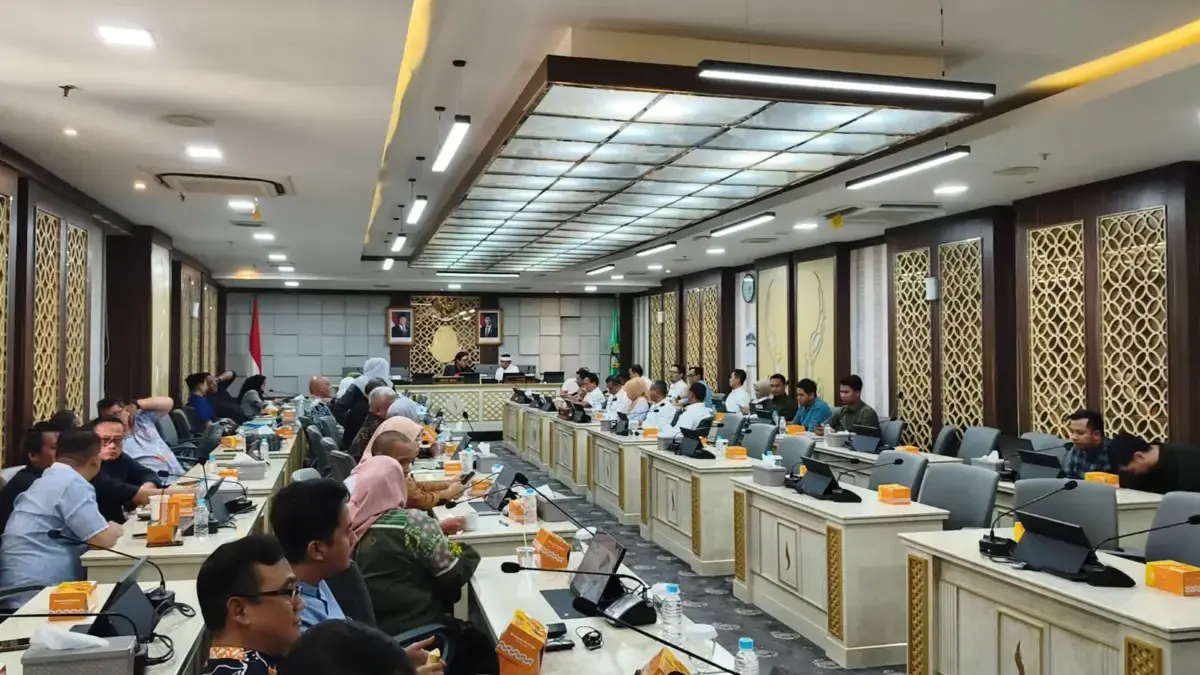Wakil Ketua DPRD Jabar Ono Surono (kiri) bersama Sekretaris Daerah Provinsi Jawa Barat Herman Suryatman (kanan