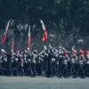 Anggota kepolisian melakukan atraksi saat upacara peringatan HUT Bhayangkara ke-80 di Mapolda Jawa Barat, Kota