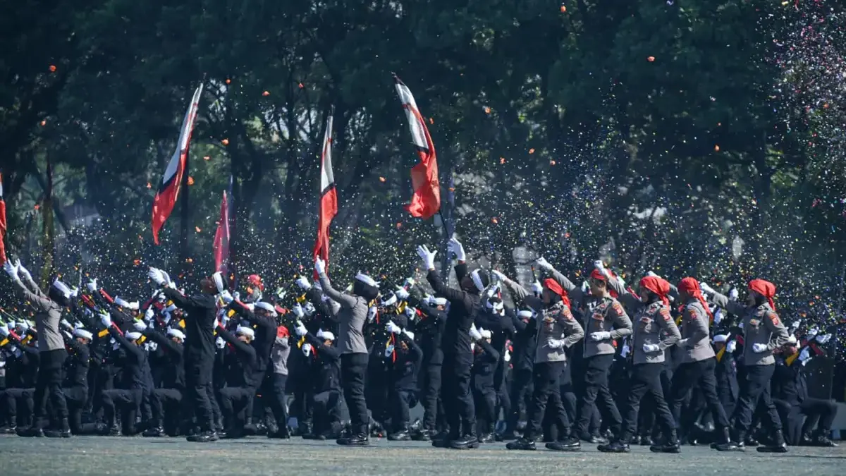 Anggota kepolisian melakukan atraksi saat upacara peringatan HUT Bhayangkara ke-80 di Mapolda Jawa Barat, Kota