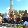 Bupati didampingi Kadis PU, Kasatpol PP dan dinas terkait saat berdialog dengan perwakilan dari DKM Masjid Agu
