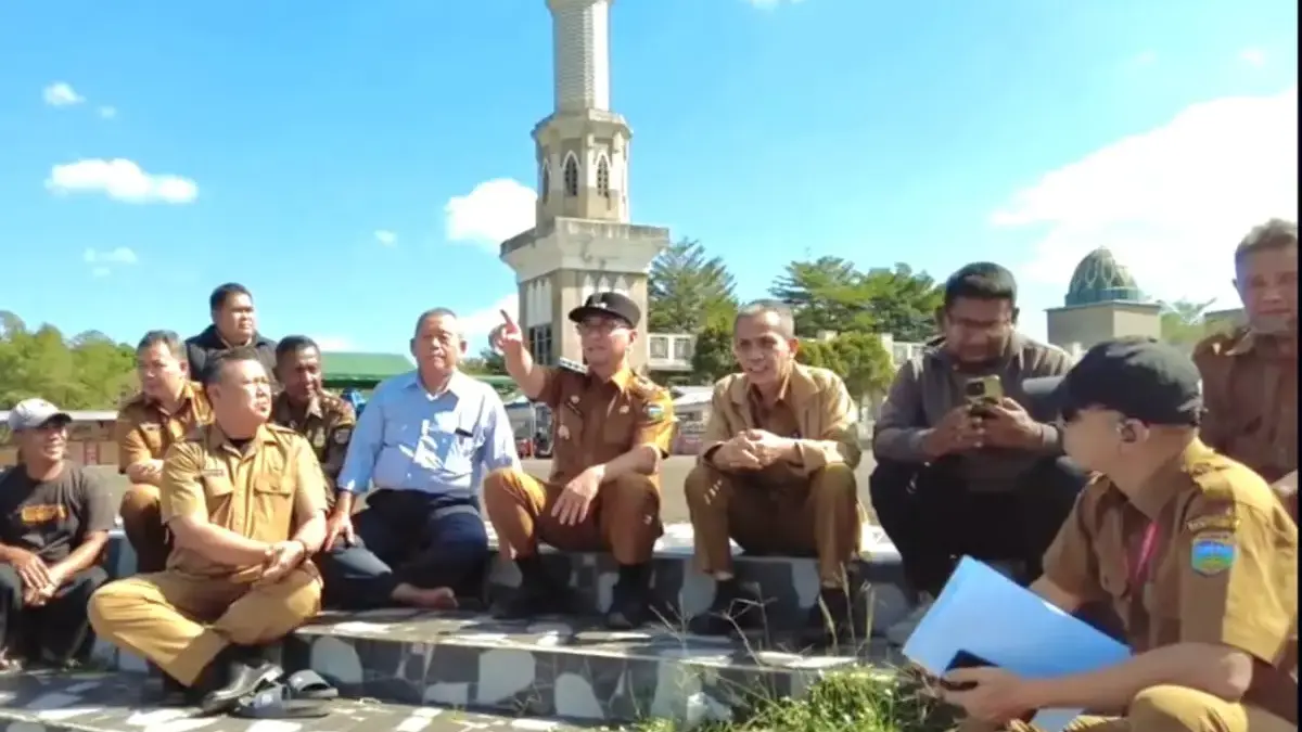 Bupati didampingi Kadis PU, Kasatpol PP dan dinas terkait saat berdialog dengan perwakilan dari DKM Masjid Agu