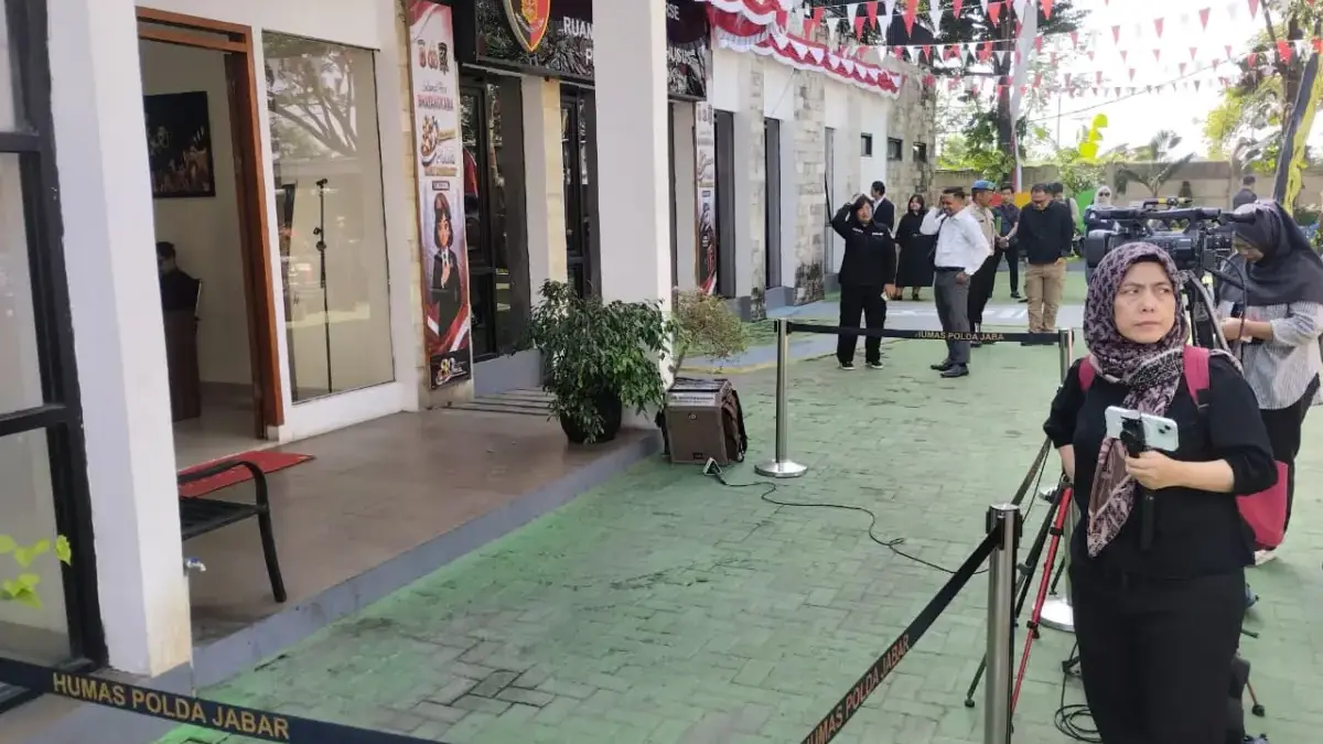Polda Jabar Gelar Rekonstruksi Kasus Taufik Hidayat Hari Ini, Fokus Cocokkan Keterangan Saksi Situasi terkini sebelum rekonstruksi tersangka penyekapan dan penganiayaan berat (TH (30) di gedung Ditres PPA