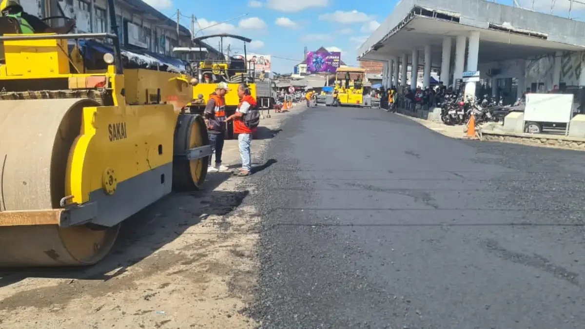 Suasana Penertiban lapak PKL dan perbaikan jalan