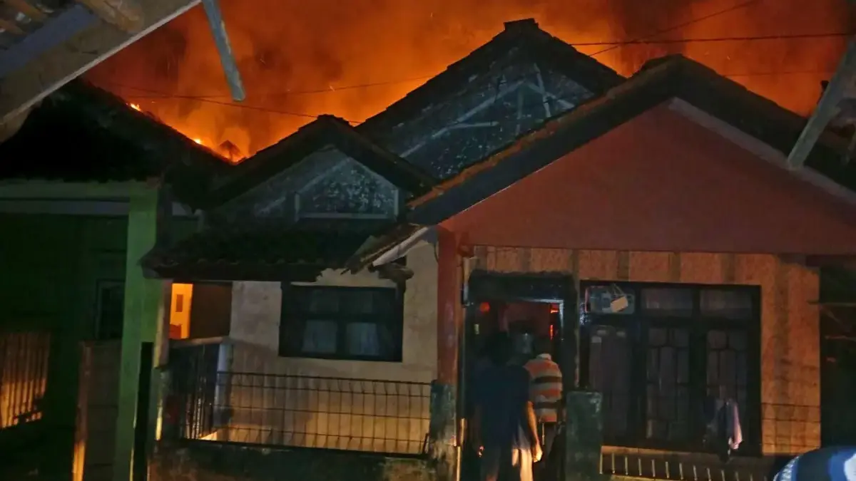 Tiga Rumah di Cisayong Tasikmalaya Ludes Terbakar, Satu Warga Meninggal Dunia Tiga Rumah di Cisayong Tasikmalaya Ludes Terbakar, Satu Warga Meninggal Dunia