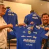 Komisaris PT PERSIB Bandung Bermartabat, Kuswara S. Taryono (kanan) bersama Ketua Palang Merah Indonesia (PMI)