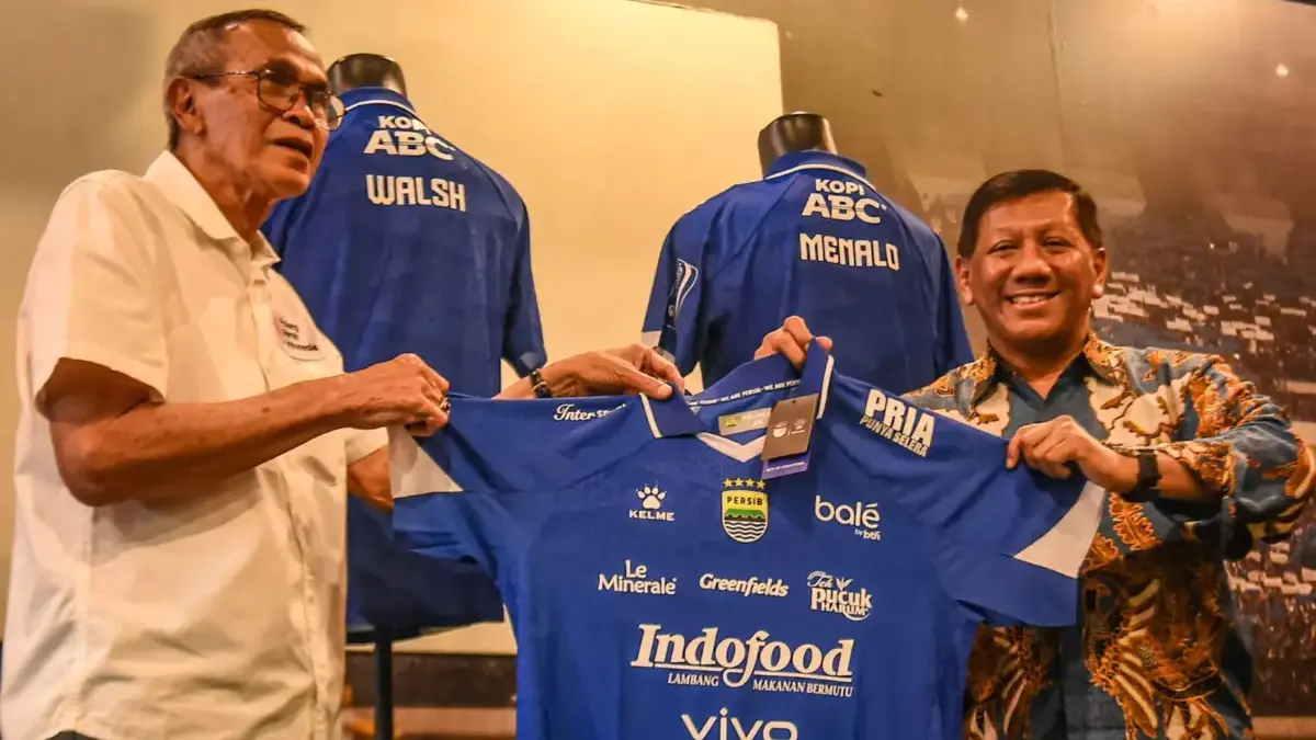 Persib Ungkap Proses Rekrut Sandy Walsh dan Luka Menalo, Isyaratkan Transfer Belum Selesai Komisaris PT PERSIB Bandung Bermartabat, Kuswara S. Taryono (kanan) bersama Ketua Palang Merah Indonesia (PMI)