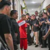 Tersangka kasus dugaan penyekapan dan penganiayaan berat Taufik Hidayat saat menjalani reka ulang peristiwa d
