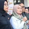 Wakil Ketua Lembaga Perlindungan Saksi dan Korban (LPSK) Sri Nurhewati (kanan) didampingi Direktur Perlindunga