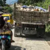 Masyarakat keluhkan polusi debu akibat lalu lalang truk pengangkut batu di kawasan Citatah, Kecamatan Cipatat