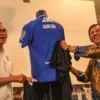Komisaris PT PERSIB Bandung Bermartabat, Kuswara S. Taryono (kanan) bersama Ketua Palang Merah Indonesia (PMI)