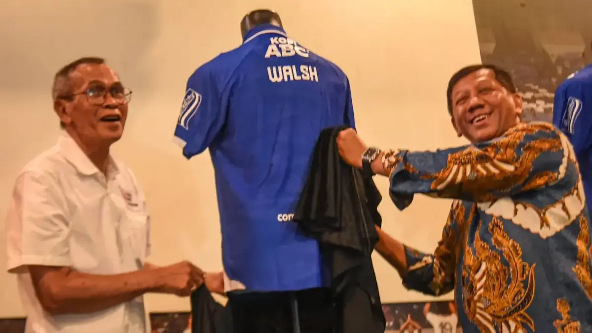 Jejak Eropa, Jiwa Garuda, Lebih Dekat Dengan Sandy Walsh yang Kini Sah Milik Persib Komisaris PT PERSIB Bandung Bermartabat, Kuswara S. Taryono (kanan) bersama Ketua Palang Merah Indonesia (PMI)