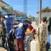 Warga antre bantuan air bersih. Foto : Istimewa/Polsek Bojonggambir