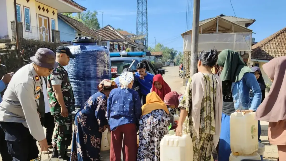 Warga antre bantuan air bersih. Foto : Istimewa/Polsek Bojonggambir