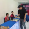 Grandmaster (GM) Susanto Megaranto serta International Master (IM) Tirta Chandra saat eksibi catur dengan pema