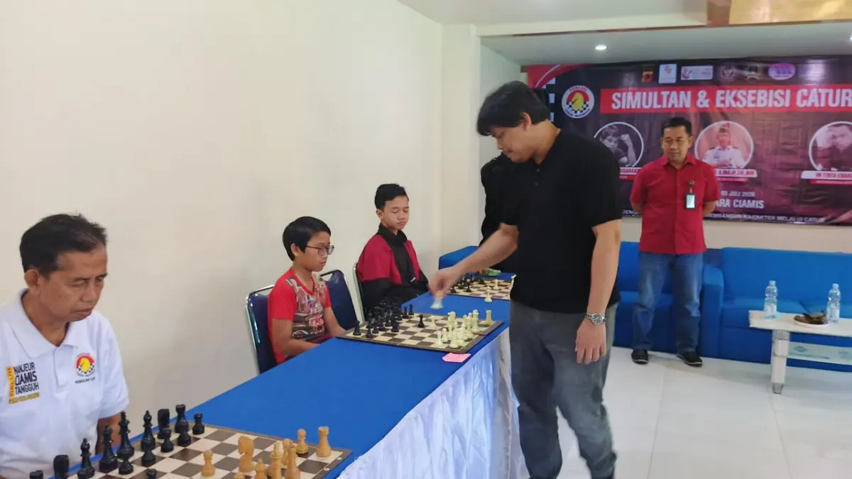 Eksibisi Catur Lapas Ciamis, Grandmaster Susanto Megaranto Bangkitkan Semangat Pecatur Muda Grandmaster (GM) Susanto Megaranto serta International Master (IM) Tirta Chandra saat eksibi catur dengan pema