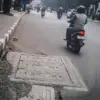 Pengendara sepeda motor melintas di samping proyek manhole galian kabel di Jalan Jakarta, Kota Bandung
