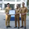 Wali Kota dan Wakil Wali Kota Cimahi, Ngatiyana-Adhitia saat Memberikan Pembagian Sertifikat RB Kepada Perangk