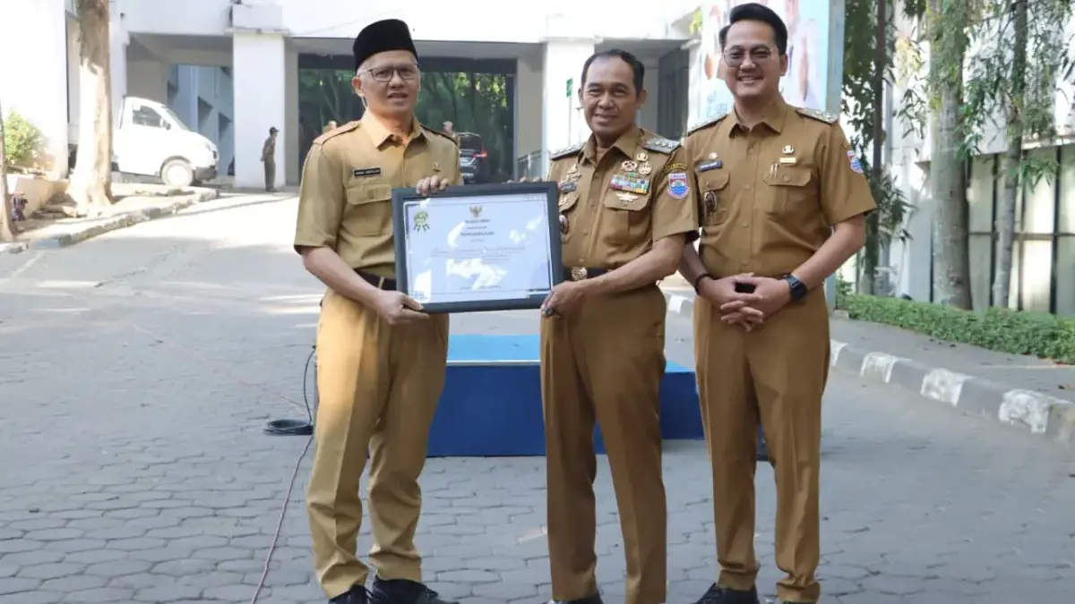 Wali Kota dan Wakil Wali Kota Cimahi, Ngatiyana-Adhitia saat Memberikan Pembagian Sertifikat RB Kepada Perangk
