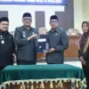 Unsur Pimpinan DPRD Banjar bersama Wali Kota dan Wakil Wali Kota Banjar berfoto bersama usai mengesahkan tiga