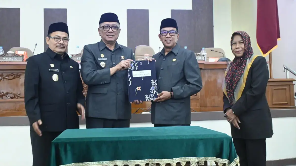 DPRD Banjar Sahkan Tiga Raperda Strategis, Perubahan Propemperda 2026 dan Penarikan Satu Raperda Disetujui Unsur Pimpinan DPRD Banjar bersama Wali Kota dan Wakil Wali Kota Banjar berfoto bersama usai mengesahkan tiga