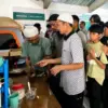 Usai salat zuhur, pengurus Masjid Daarul Aulia langsung memberikan Makan Berkah Gratis (MBG) ke para jamaah. D