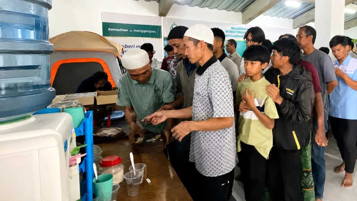 Makan Berkah Gratis, Inovasi Masjid Daarul Aulia Lembang Makmurkan Jamaah Usai salat zuhur, pengurus Masjid Daarul Aulia langsung memberikan Makan Berkah Gratis (MBG) ke para jamaah. D