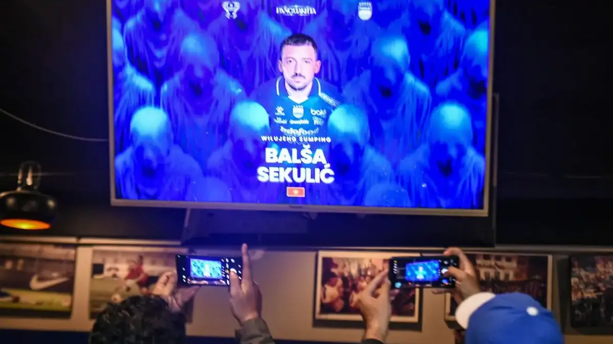 Persib Resmi Rekrut Balsa Sekulic, Striker Montenegro Dikontrak Dua Musim Jurnalis memotret pengumuman pemain baru Persib Bandung di Graha Persib di Kota Bandung, Selasa (7/7/2026). Pe