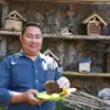 Aepudin saat Menunjukkan Hasil Panen Lebah Madu Ciburial (Mong)