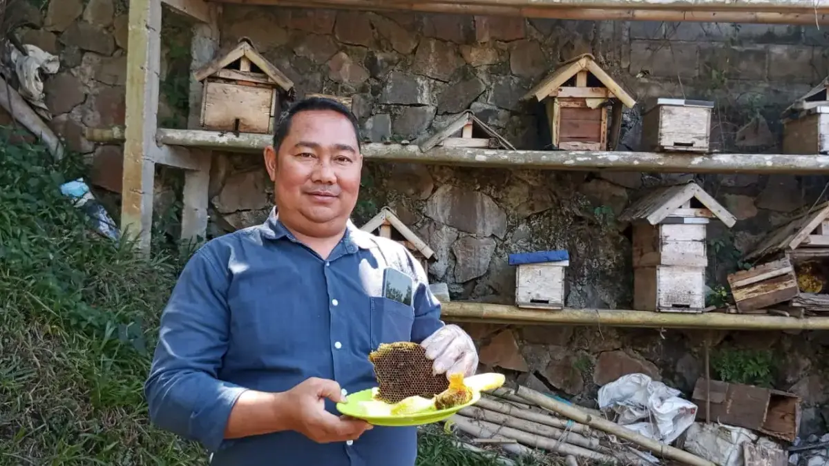 Aepudin saat Menunjukkan Hasil Panen Lebah Madu Ciburial (Mong)