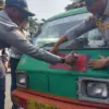 Dinas Perhubungan (Dishub) Kota Bogor melakukan penindakan dengan menilang dan memberi tanda menggunakan cat p