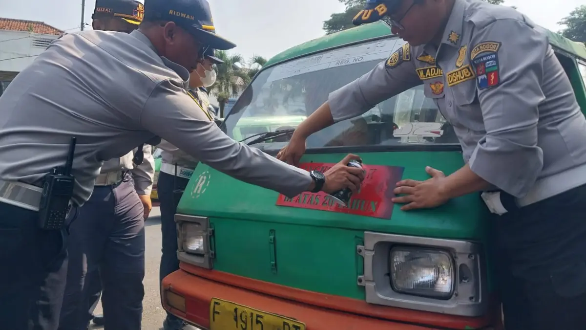 Dinas Perhubungan (Dishub) Kota Bogor melakukan penindakan dengan menilang dan memberi tanda menggunakan cat p